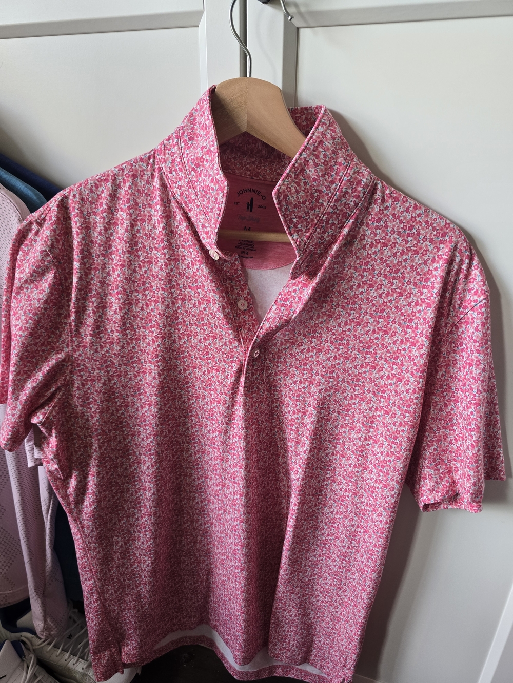 Johnnie-O Featherweight Azalea Four Leaf Golf Polo Medium